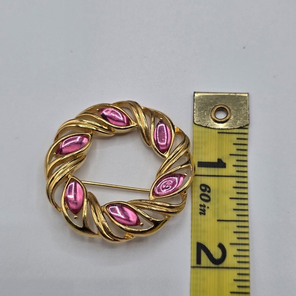 Trifari Womens Gold Tone Pink Glass Jelly Brooch Pin Beauty Fashion 1.5"X1.5" - Picture 6 of 7